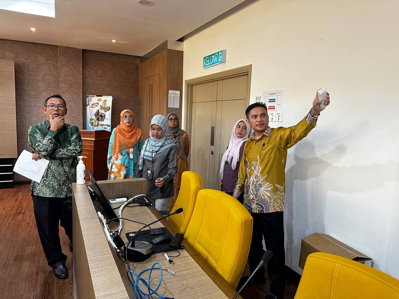Kursus Pengendalian LCD Projector Kursus Pengendalian LCD Projector