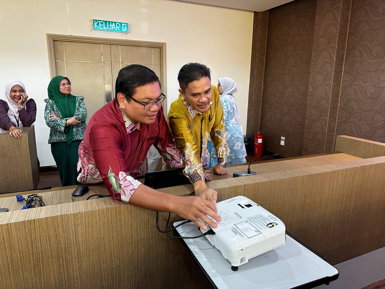 Kursus Pengendalian LCD Projector Kursus Pengendalian LCD Projector