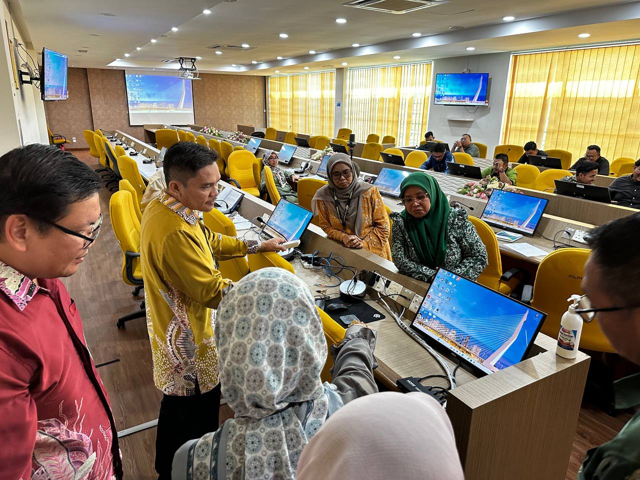 Kursus Pengendalian LCD Projector Kursus Pengendalian LCD Projector