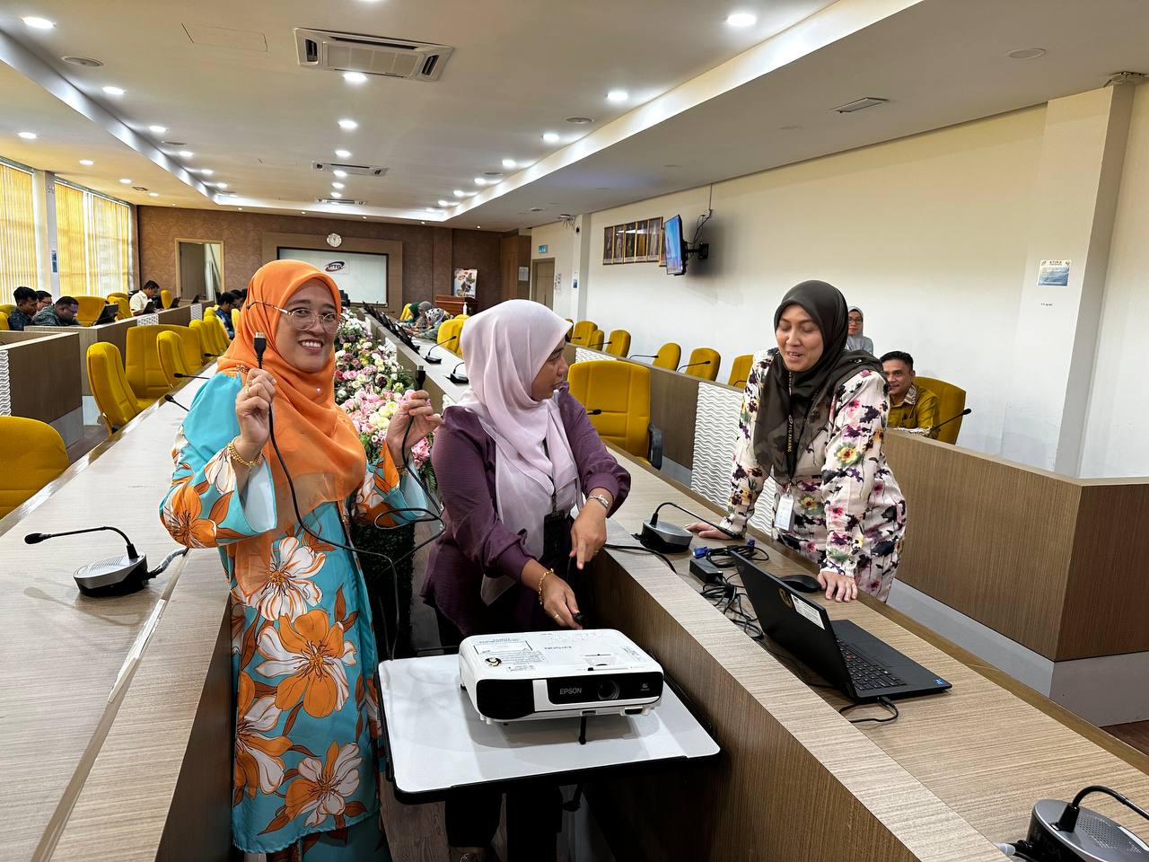 Kursus Pengendalian LCD Projector Kursus Pengendalian LCD Projector