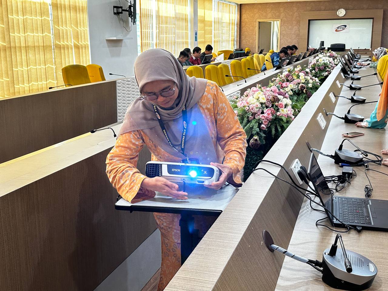 Kursus Pengendalian LCD Projector Kursus Pengendalian LCD Projector