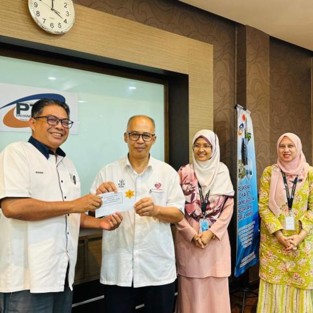Penyampaian Hadiah Pemenang Kuiz "Celik Kewangan"