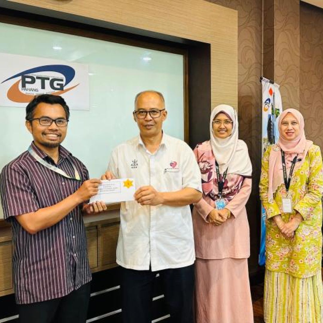 Penyampaian Hadiah Pemenang Kuiz "Celik Kewangan"