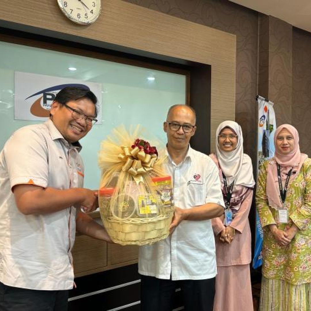Penyampaian Hadiah Pemenang Kuiz "Celik Kewangan"